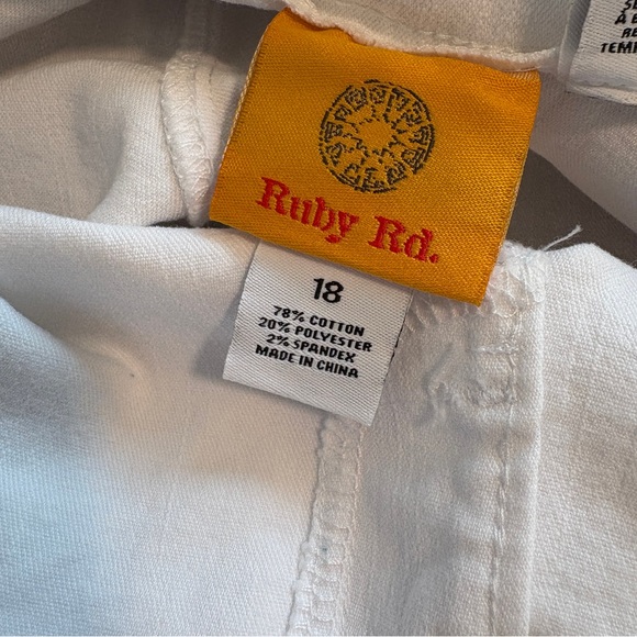 Ruby Rd. White Stretch Bermuda Shorts Size 18 - Picture 11 of 11